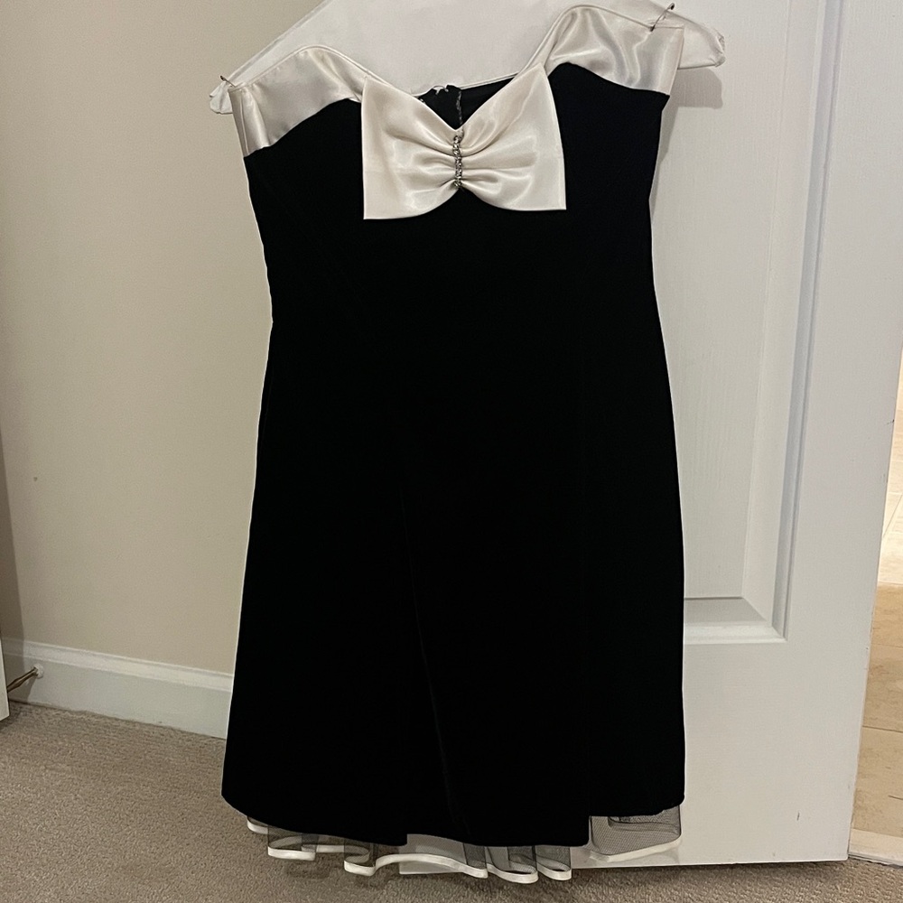 90s vintage velvet LBD - Jr size 7/8, white satin trim and bow.